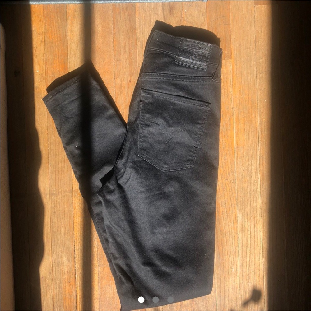 black Levi’s skinny jeans